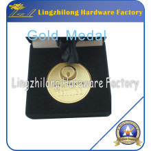 Medalla de oro con embalaje de caja de terciopelo